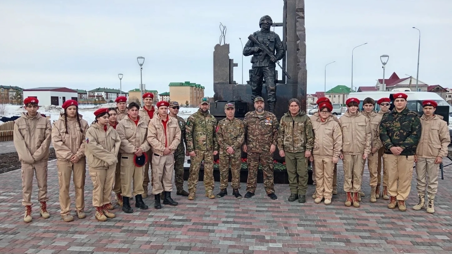 Торжественная церемония возложения цветов к Мемориальному комплексу 