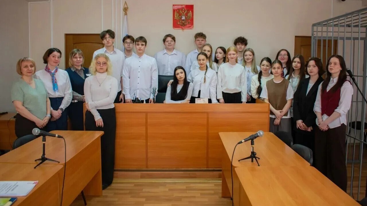 УРОК ПРАВА В ДЕЙСТВИИ: 11-КЛАССНИКИ ПОБЫВАЛИ НА НАСТОЯЩЕМ СУДЕБНОМ ПРОЦЕССЕ.