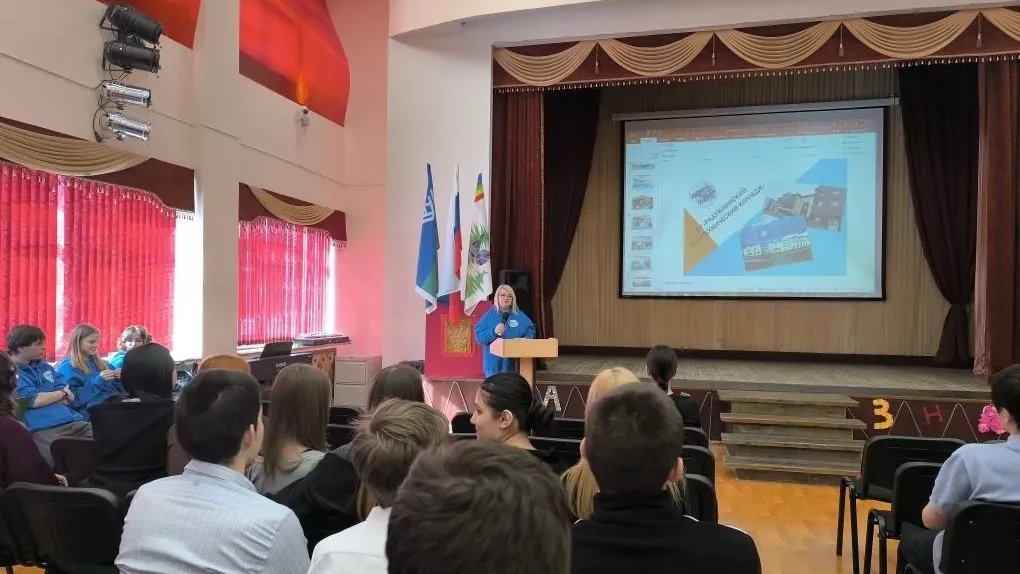 АГИТБРИГАДА РАДУЖНИНСКОГО ПОЛИТЕХНИЧЕСКОГО КОЛЛЕДЖА РАССКАЗАЛА ШКОЛЬНИКАМ О МИРЕ ПРОФЕССИЙ