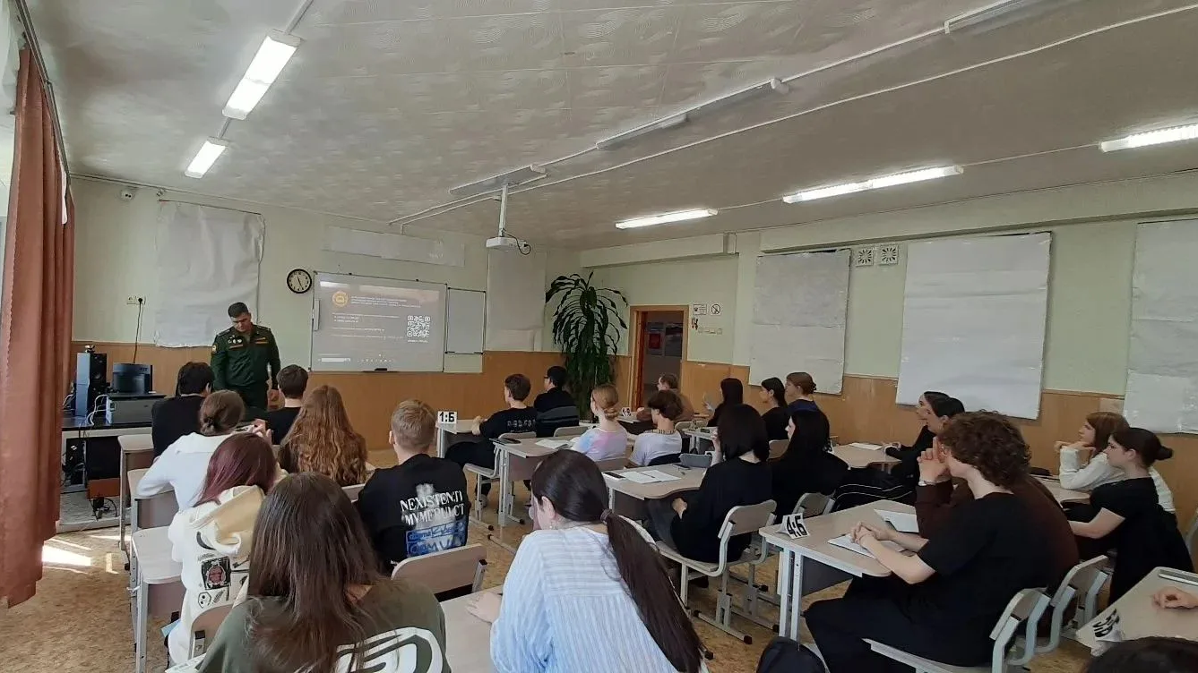 В МБОУ СОШ №8 ПРОШЛА ПРОФОРИЕНТАЦИОННАЯ ВСТРЕЧА С ПРЕДСТАВИТЕЛЕМ ДАЛЬНЕВОСТОЧНОГО ГВАРДЕЙСКОГО ОБЩЕВОЙСКОВОГО КОМАНДНОГО УЧИЛИЩА